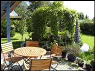 Terrasse mit Gartenmbeln