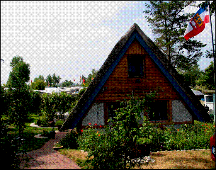 Frontansicht des Ferienhuschens vom Deich aus gesehen
